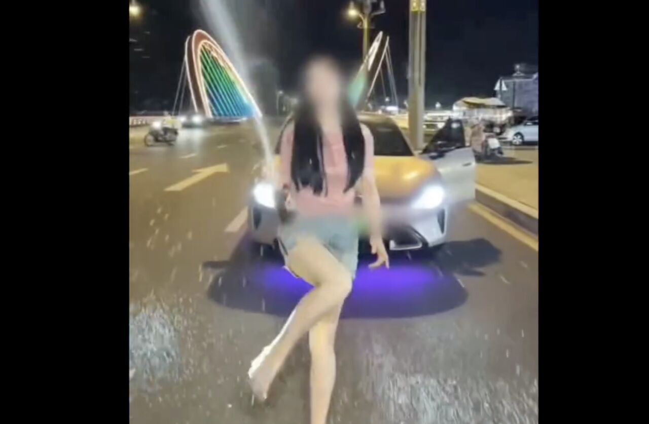 短裙辣妹路邊違停帥氣開酒拍片 公安直接叫來開單罰站聽訓 | ETtoday大陸新聞 | ETtoday新聞雲