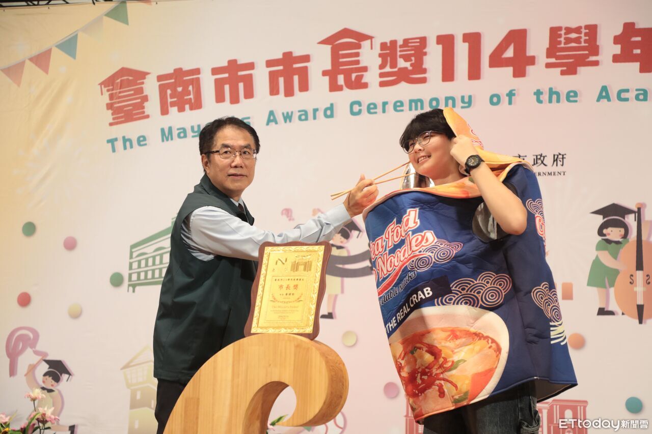 台南限定「市長陪你拍」登場 黃偉哲與575名畢業生創意合影 | ETtoday地方新聞 | ETtoday新聞雲