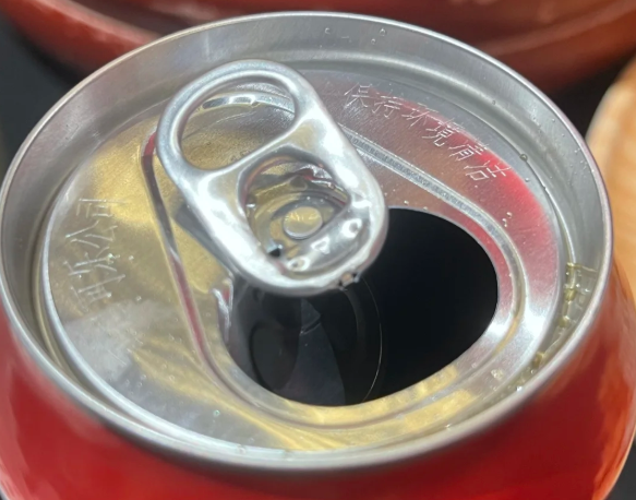 ▲医师提醒,罐装饮料对嘴喝前,先擦拭干净。 (图/翻摄自微博)