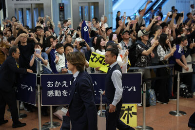 日本「藍武士」英雄式回歸 700位球迷羽田機場暖心接機
