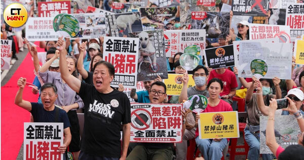 11個動保團體為了促使政府未全面嚴禁山豬吊，上凱道抗議。（圖／黃耀徵攝）