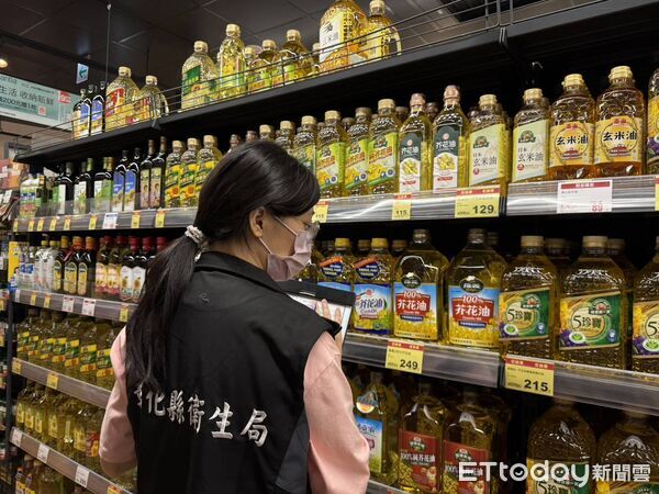 ▲▼             毒油流竄全台，彰化縣內由泰山售出的問題油品已全數下架。（圖／記者唐詠絮翻攝）