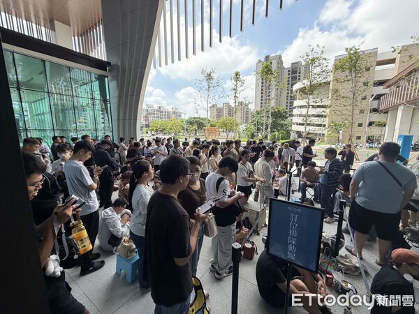 ▲島語漢神洲際店線上預約3分鐘被搶光　現場超過400位民眾排隊搶訂。（圖／業者提供）