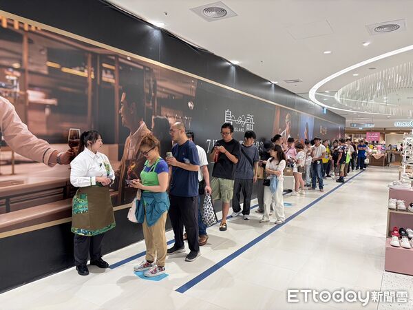 ▲島語漢神洲際店線上預約3分鐘被搶光　現場超過400位民眾排隊搶訂。（圖／業者提供）