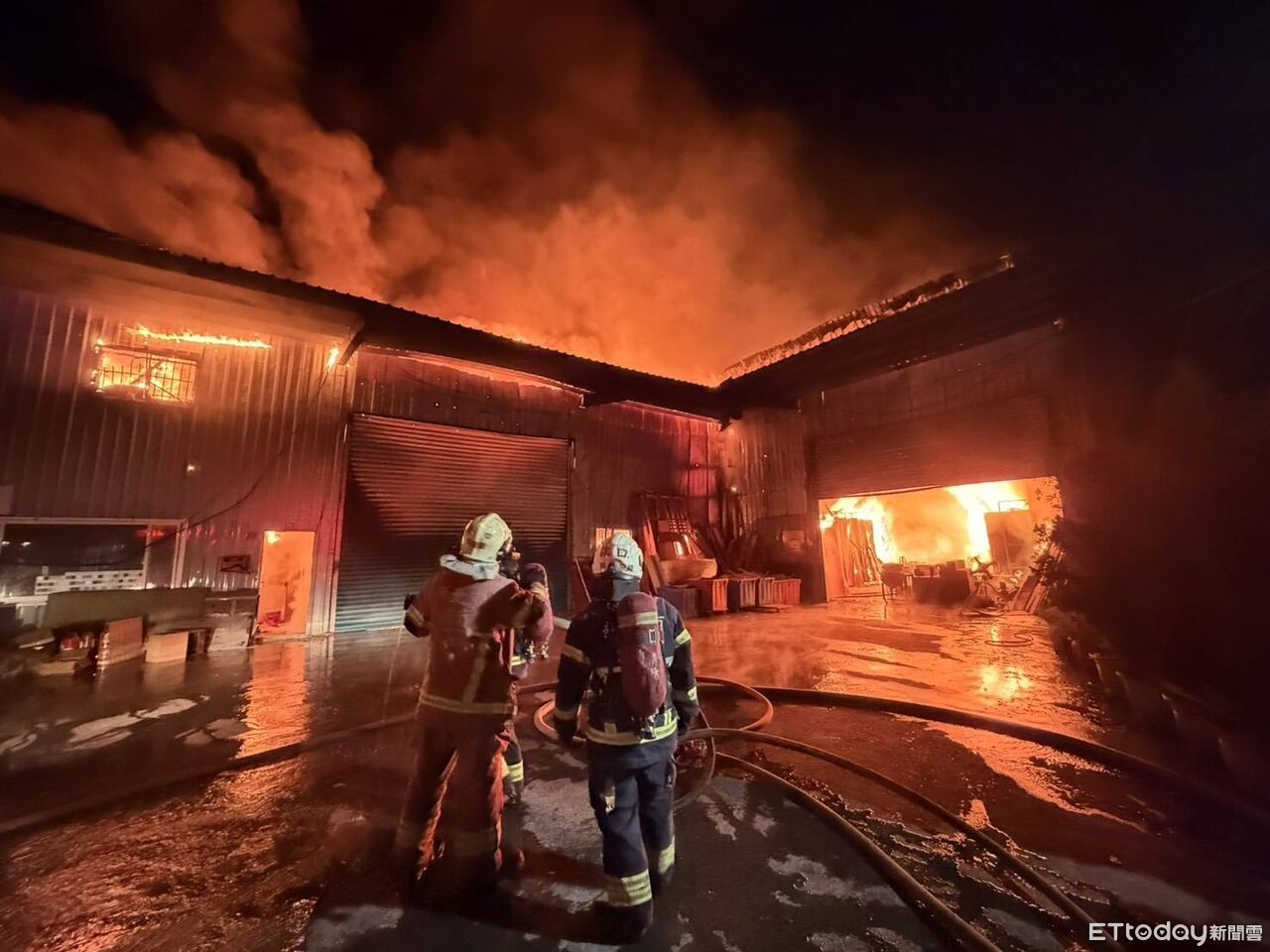快訊/林口工廠深夜惡火狂燒!3工廠遭吞噬 消防出動155人搶救 | ETtoday社會新聞 | ETtoday新聞雲