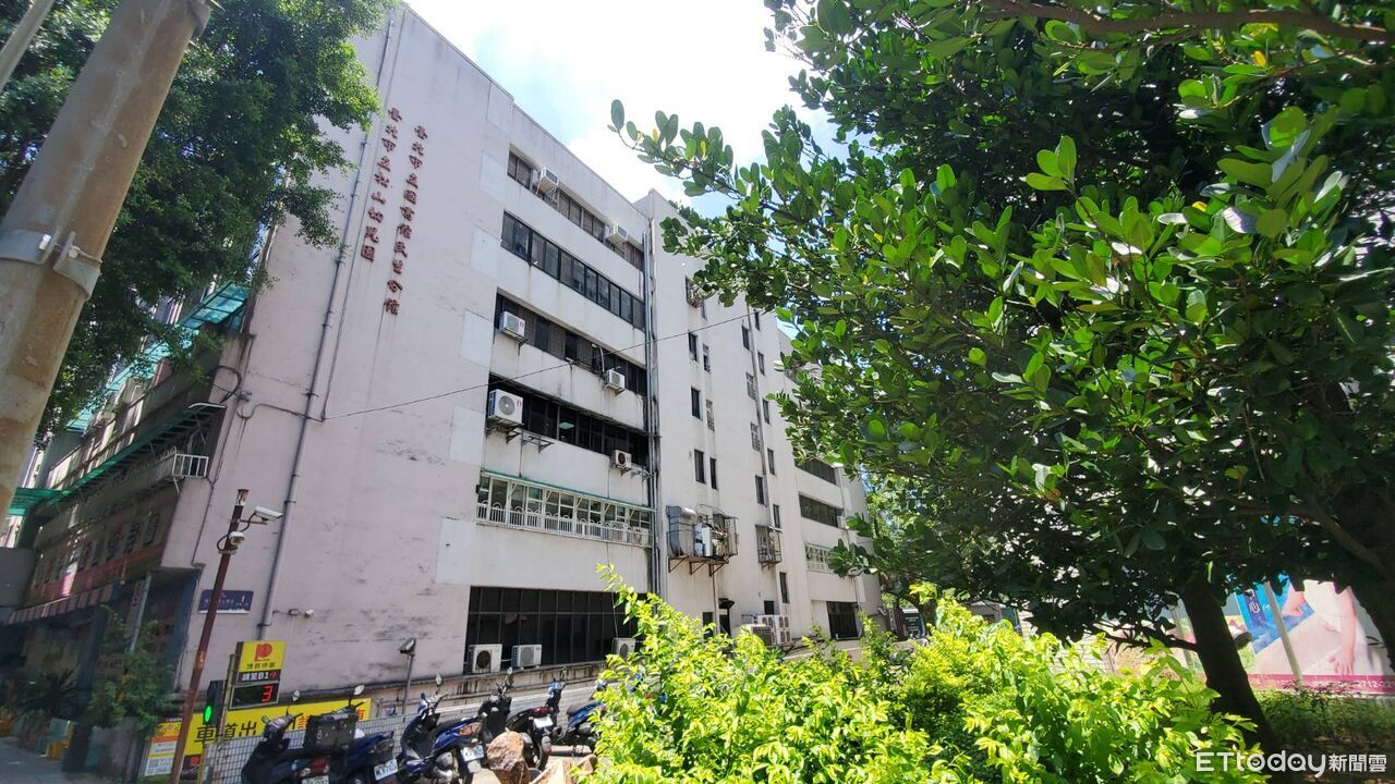 快訊/北市圖書館民生分館驚傳墜樓!21歲男摔落B1車道 送醫不治 | ETtoday社會新聞 | ETtoday新聞雲