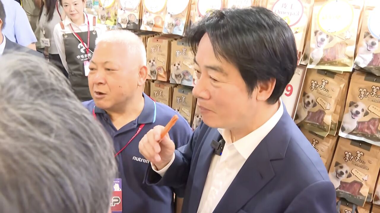 賴清德逛寵物展試吃「狗肉乾」讚好吃 一旁幕僚、隨扈瞪大眼 | ETtoday政治新聞 | ETtoday新聞雲