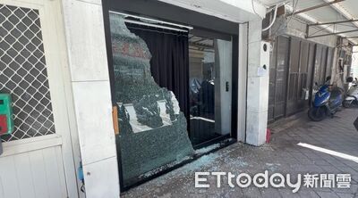 不爽店員欠錢!澎湖男半夜狂砸理髮店 「玻璃門碎光」畫面曝