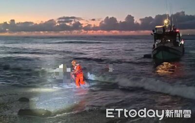 新港籍漁船小馬海灘擱淺　海巡發現即時救援3名船員