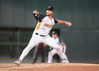 魔鷹首局開轟、艾速特6局無失分 台鋼雄鷹5比0完封味全龍