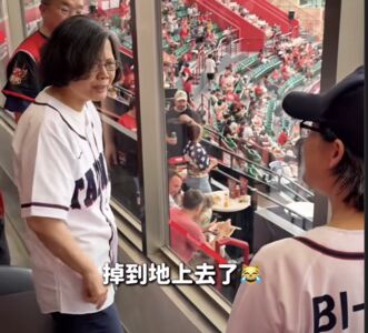 影/蕭美琴開球興奮問「有看到嗎」 蔡英文挖苦:有!掉地上去了