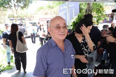 傅子純76歲老父白髮送別愛兒…強忍悲傷現身告別式：謝謝你們照顧他
