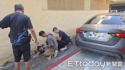男為10萬債務「慘被圍毆刺死」倒臥住處 高雄警逮2嫌畫面曝光