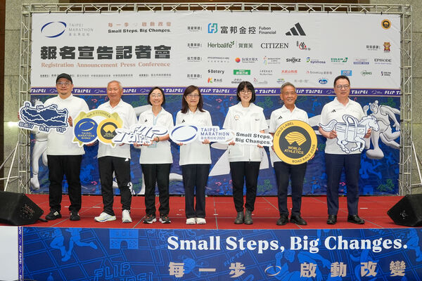 ▲陳瑋琳、楊永馨、陳美彤、台北馬拉松今年持續金標賽事，並以「Small Steps, Big Changes. 每一步啟動改變」為口號、台北馬拉松報名宣告正式啟動。（圖／中華民國路跑協會提供）