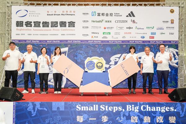 ▲陳瑋琳、楊永馨、陳美彤、台北馬拉松今年持續金標賽事，並以「Small Steps, Big Changes. 每一步啟動改變」為口號、台北馬拉松報名宣告正式啟動。（圖／中華民國路跑協會提供）