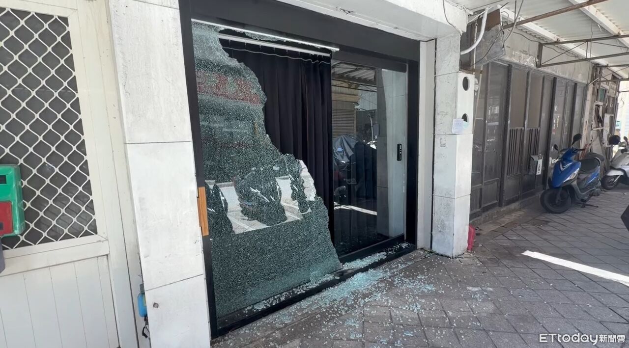 不爽店員欠錢!澎湖男半夜狂砸理髮店 「玻璃門碎光」畫面曝 | ETtoday社會新聞 | ETtoday新聞雲