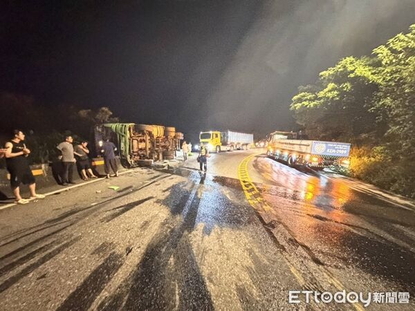新北貢寮嚴重車禍!砂石車翻覆「躺路肩」柴油漏一地 | ETtoday社會新聞 | ETtoday新聞雲