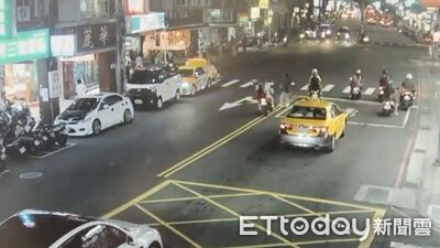 三重17歲少年無照載友「越線狂衝」女闖馬路被撞飛 驚險畫面曝