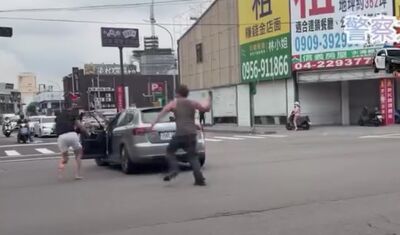 不爽變換車道!台中2男路中間開打 小刀對決鐵槌畫面曝光