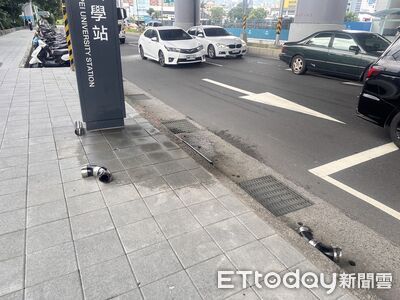捷運三鶯線排水管「天上掉下來」狠砸機車排氣管 騎士驚險逃劫