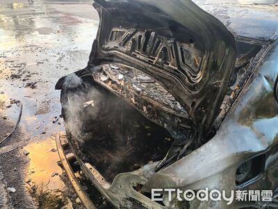 停好車下一秒陷火海！屏東超商前轎車狂燒　駕駛驚險逃開