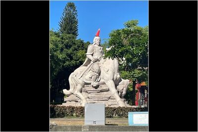 交通錐是他買的！惡搞7m高鄭成功石像　19歲大學肄業男：一時好玩