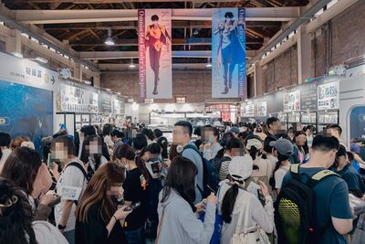 《全知讀者視角》開幕首日爆人潮!近百坪展區、限定版粉絲搶購