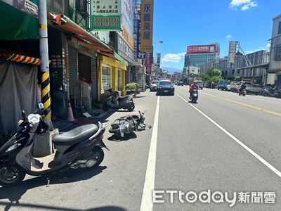 屏東男騎車突失控！左轉自撞燈桿再撞機車　人車倒地受傷送醫