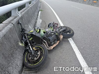 快訊/苗栗台13線重機自撞護欄!騎士飛墜10m高橋下 重傷搶救中