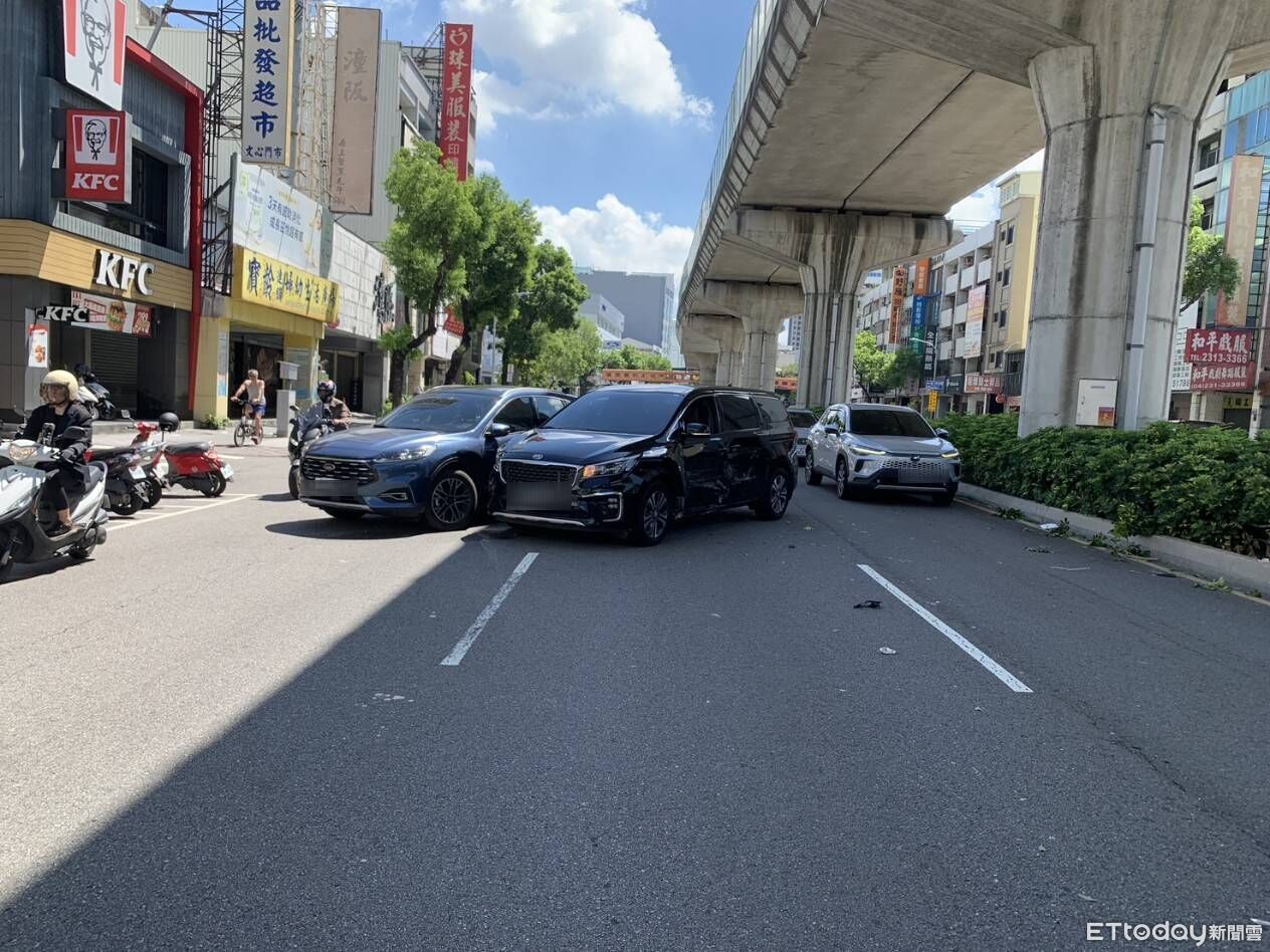 台中文心路「飛車暴衝」鏟起休旅車 整排得來速車陣目擊看呆 | ETtoday社會新聞 | ETtoday新聞雲