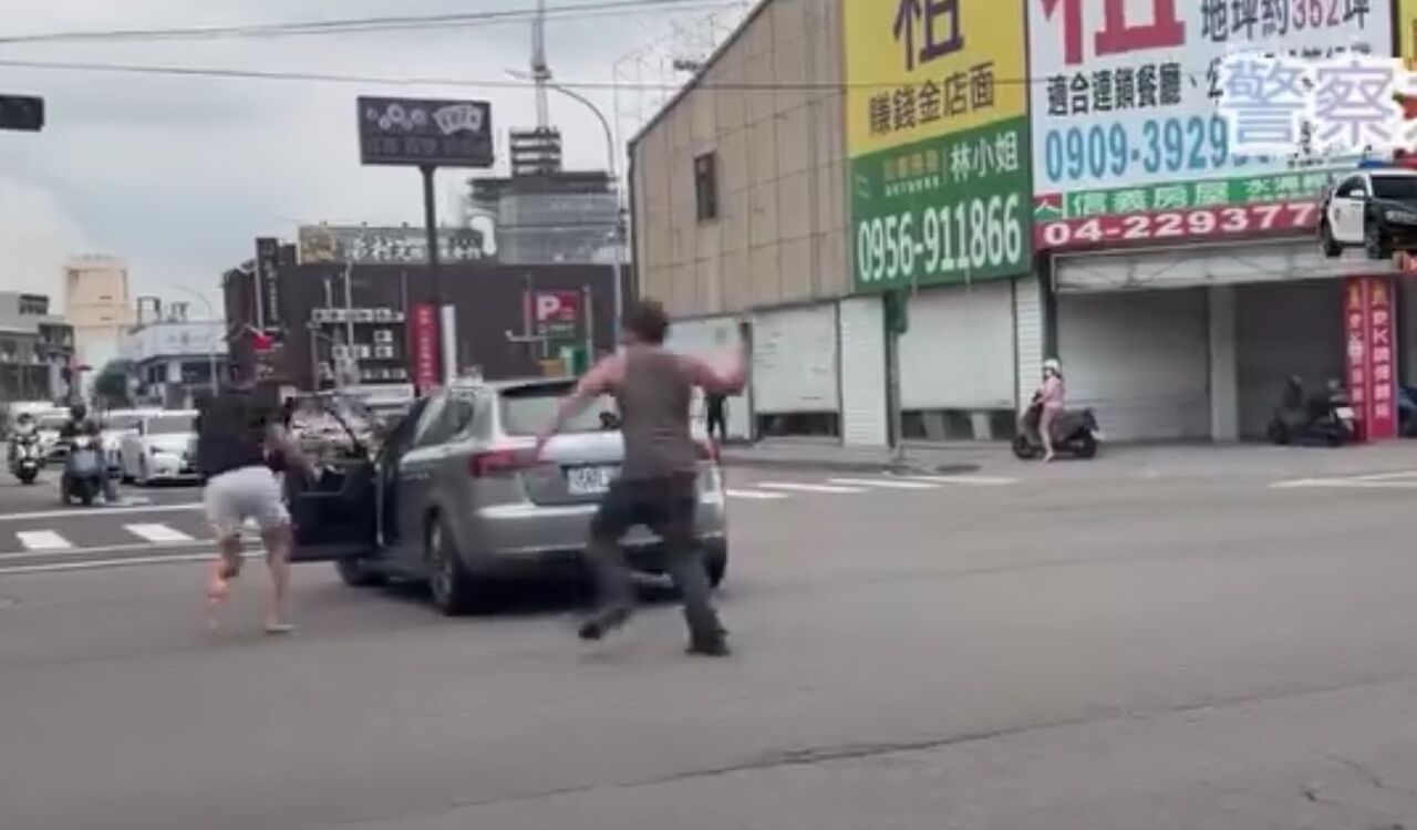 不爽變換車道!台中2男路中間開打 小刀對決鐵槌畫面曝光 | ETtoday社會新聞 | ETtoday新聞雲