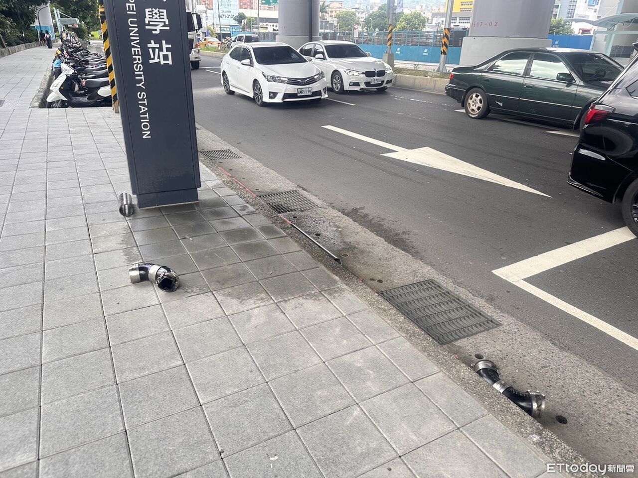 捷運三鶯線排水管「天上掉下來」狠砸機車排氣管 騎士驚險逃劫 | ETtoday社會新聞 | ETtoday新聞雲