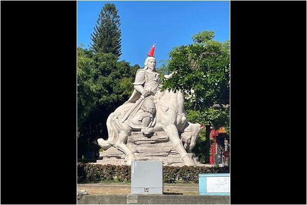 交通錐是他買的!惡搞7m高鄭成功石像 19歲大學肄業男:一時好玩 | ETtoday社會新聞 | ETtoday新聞雲
