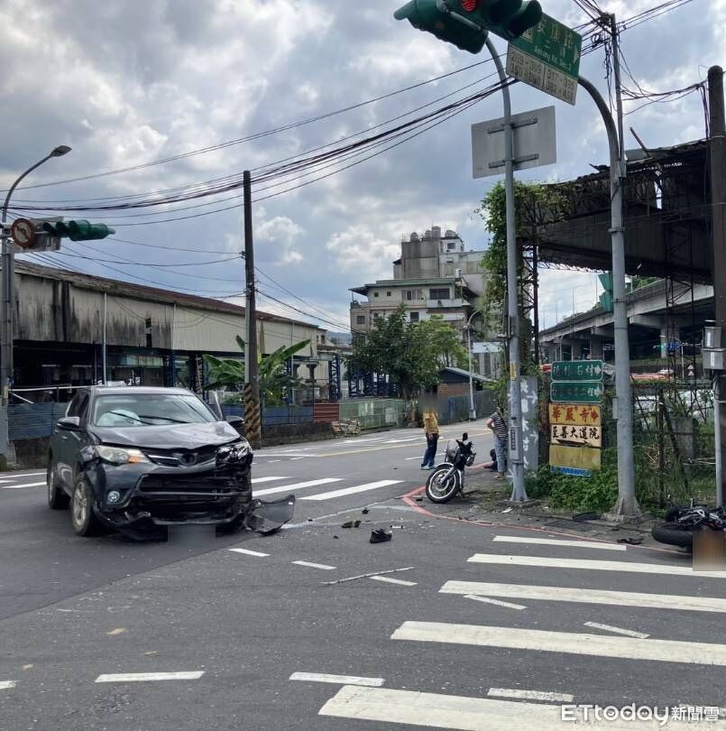 快訊/新店汽機車車禍!龍頭撞到變形 騎士命危送醫 | ETtoday社會新聞 | ETtoday新聞雲