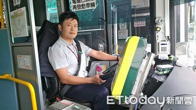 台中公車司機撿到娃娃包 修好PO社群找失主...女高中生超開心