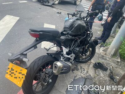 快訊/新店死亡車禍!左轉車與大重機相撞 21歲騎士送醫不治