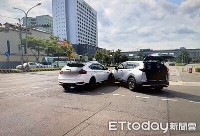 桃園休旅車紅燈右轉撞直行車　在地人嘆：很勇敢的「撞出來」