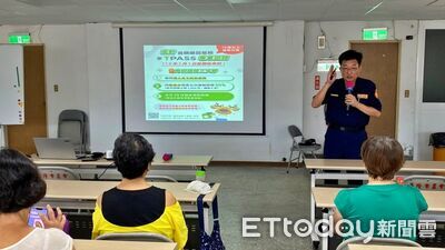 基隆警推高齡交通安全宣導　贈反光背包守護長者用路