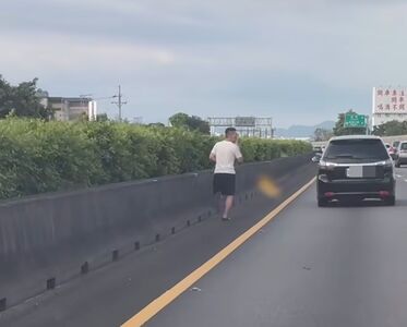 國1台中段奇景!短褲拖鞋男內側路肩奔跑 警:最高罰6千