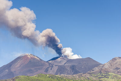西西里島火山噴發!灰柱直衝1.5公里 空中交通大亂