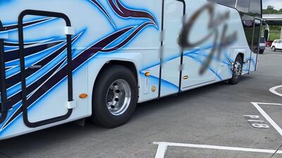 國3東山服務區遊覽車違停擋小車 警「無法告發」原因曝