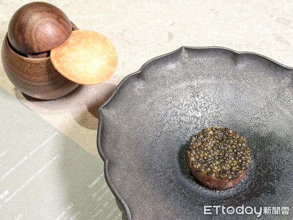 ▲法式經典料理融入花雕、陳皮與梅干菜　米其林一星Circum-夏季菜單登場　。（圖／記者黃士原攝）