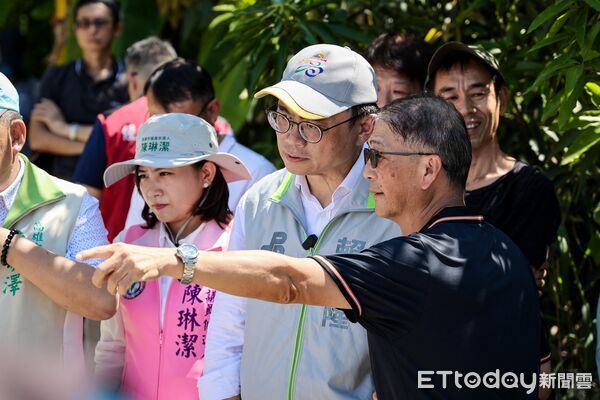 ▲賴瑞隆前往二仁溪會勘             。（圖／記者吳奕靖翻攝）
