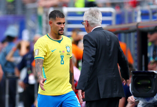 ▲巴西總教練安切洛蒂（Carlo Ancelotti）安排吉馬良斯（Bruno Guimar&atilde;es）執行12碼罰球。（圖／達志影像／美聯社）