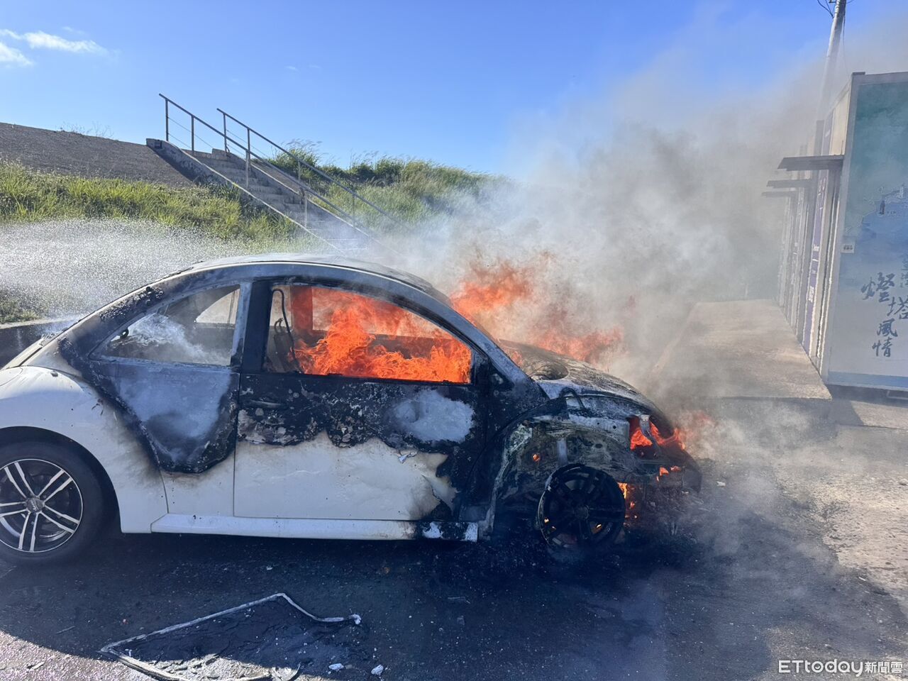 台南七股國姓燈塔旁汽車起火!烈焰吞噬車輛 消防出水12分鐘撲滅 | ETtoday地方新聞 | ETtoday新聞雲