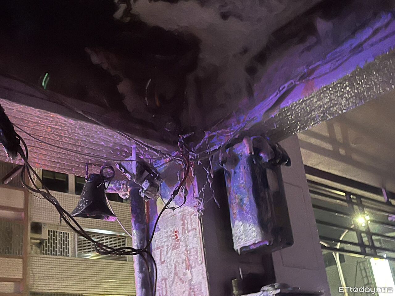 台南南區住宅騎樓變電箱起火 爆炸巨響伴隨火花嚇壞民眾 | ETtoday地方新聞 | ETtoday新聞雲