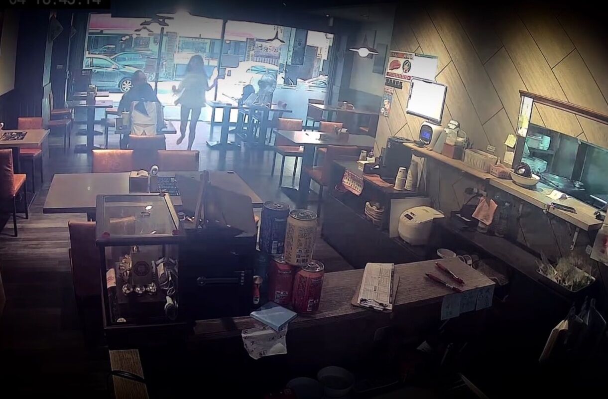 光腳女衝河粉店!驚喊「男朋友要打我」 店家秒關門對峙報警 | ETtoday社會新聞 | ETtoday新聞雲