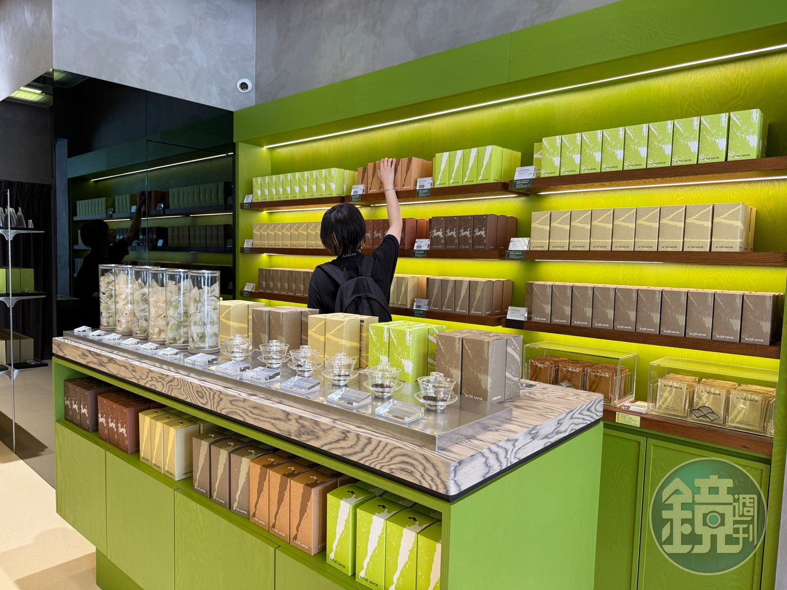 店內由不醒人Unsober Design操刀，以茶葉發酵與焙火為靈感，透過漸層色彩、木質元素打造充滿東方美學的品茶空間。