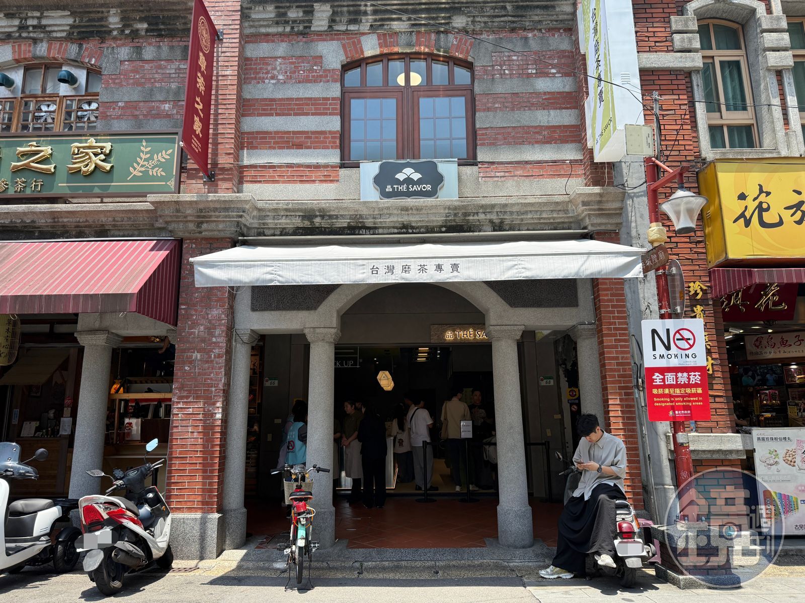 門市位於大稻埕迪化街，融合當代設計與老街風貌，成為街區最新的茶文化據點。