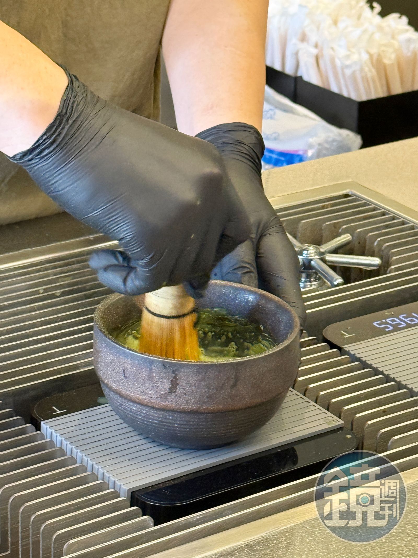 現點現刷的茶歐蕾經茶筅反覆刷拂後形成綿密泡沫，口感滑順細膩。